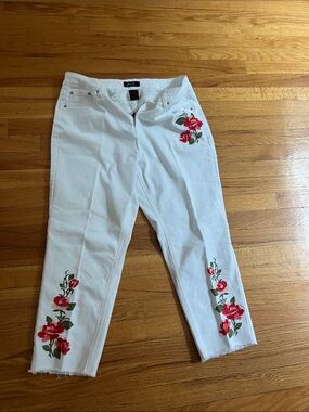Earl Jeans White Cropped Jeans with Red Rose Embroidery